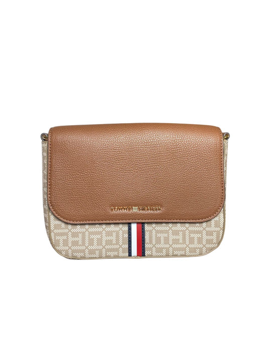 Bolsa Crossbody Tommy Hilfiger – Elegancia Monograma en Tono Camel