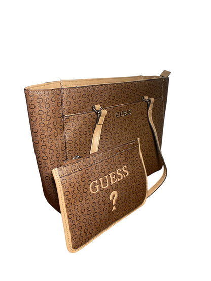 Set de Bolso Tote y Muñequera Guess 2 en 1: Versatilidad Icónica en Marrón